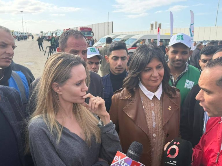 الممثلة الأميركية أنجلينا جولي تصل إلى معبر رفح في جولة إنسانية للاطلاع على أوضاع المصابين الفلسطينيين وجهود إدخال المساعدات الإنسانية إلى قطاع غزة
