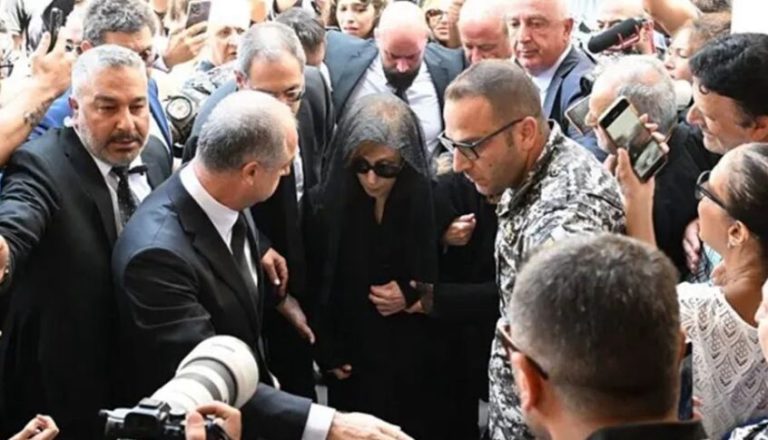 السيدة فيروز في كنيسة سيدة المحيدثة مع ابنتها ريما ونائب رئيس مجلس النواب إلياس بو صعب لتقبل التعازي و حضور صلاة الجنازة على روح نجلها هلي عاصي الرحباني&nbsp;