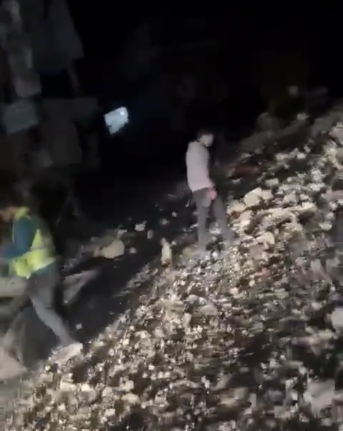 طوق أمني يفرضه الجيش والدفاع المدني حول المباني التي استهدفت بالغارات الإسرائيلية في كفرحتى بسبب وجود 3 صواريخ لم تنفجر إضافة إلى ضخامة الأضرار ومنها إقفال الطريق العام(الاخبار)