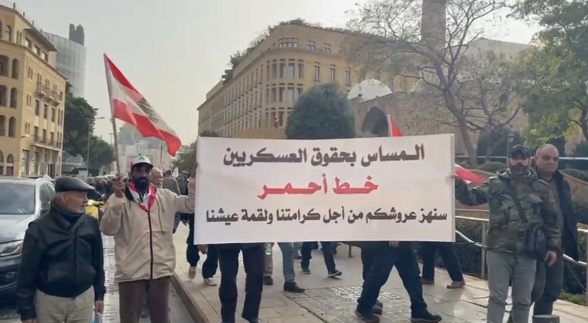 تجمع للعسكريين المتقاعدين في محيط ساحة النجمة قبيل جلسة مُناقشة الموازنة العامّة.