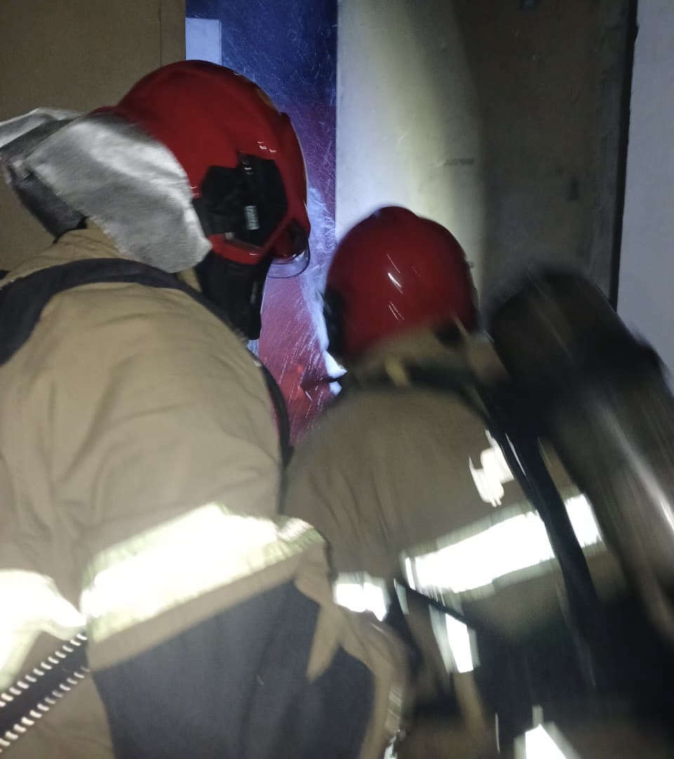 *الدفاع المدني يُخمد حريقًا في مولّدَي كهرباء داخل معمل مياه تنورين*