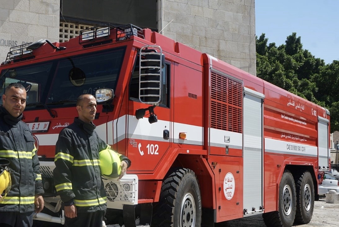 *الدفاع المدني يقطع الطريق بين كفرحتا وكفرملكى*