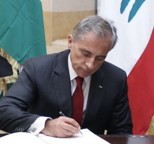 *رئيس الحكومة الأردنية للرئيس عون: الأردن يقف إلى جانب لبنان وحريص على تفعيل التعاون بين البلدين وتوقيع الاتفاقيات ومذكرات التفاهم خير دليل على أهمية ما يجمع بين البلدين والشعبين الشقيقين*