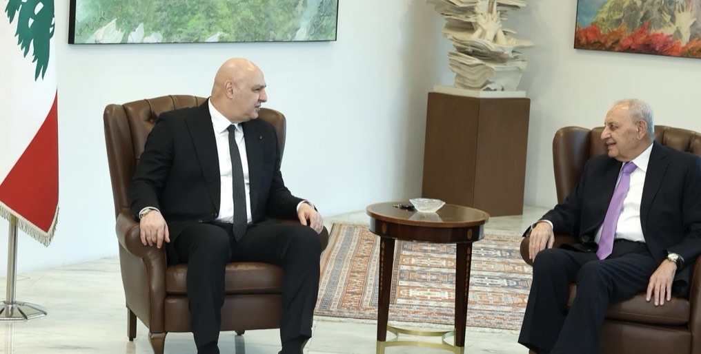 *معلومات تلفزيون لبنان : تم البحث في خلال اللقاء بين الرئيس عون والرئيس بري في الوضع بالجنوب في ضوء التصعيد الاسرائيلي وسبل معالجة الموضوع واللقاءات التي يقوم بها الرؤساء في هذا الاطار.وتم التركيز على كيفية مساعدة اهالي القرى الحدودية المدمرة بيوتهم وتسهيل عودتهم*