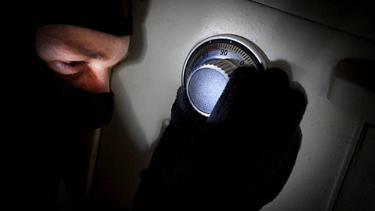 *قوى الأمن: توقيف ناطور سوري سرق 6 آلاف دولار من فيلّا في بريتال وإعادة المبلغ إلى صاحبه*