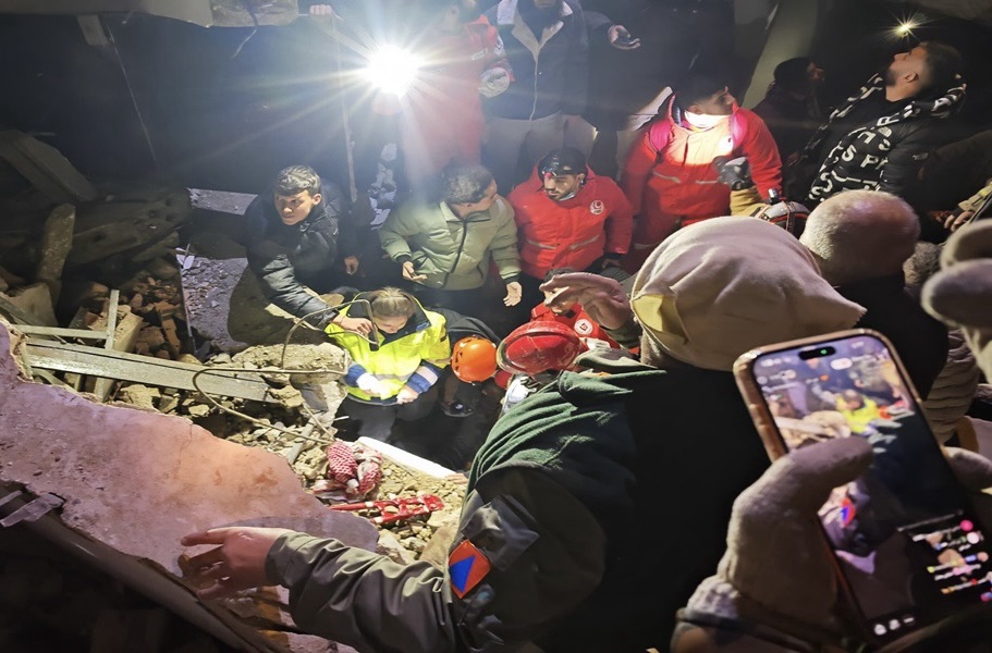 *طرابلس: أكثر من 72 ساعة على انهيار مبنيين سكنيين… ومصير الشابة إليسار لا يزال مجهولاً*