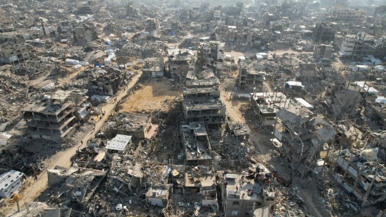 242 ألف قتيل وجريح في قطاع غزة منذ تشرين الأول 2023