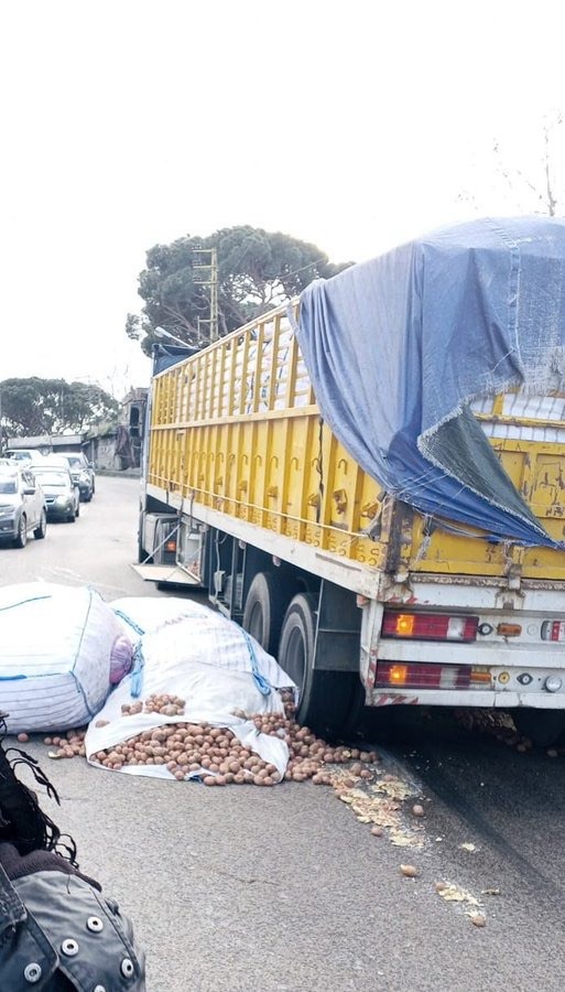 التحكم المروري: سقوط حمولة من شاحنة عند منعطفات عاريا سببت بازدحام مروري