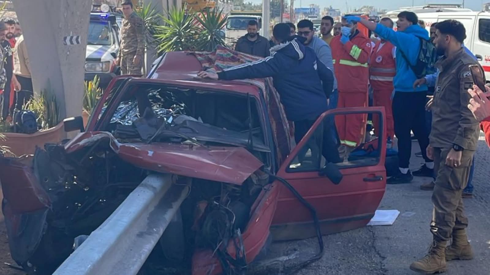 التحكم المروري: قتيلان جراء اصطدام سيارة بالحاجز الحديدي على أوتوستراد القلمون باتجاه طرابلس ما تسبّب بازدحام مروري