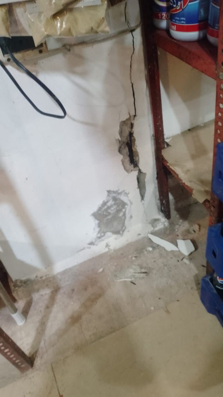 إخلاء مبنى احترازيا في شارع ابن سيناء بالقبة بعد ظهور تشققات في أعمدة الأساس