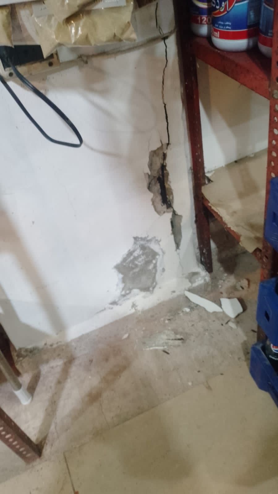 إخلاء مبنى احترازيا في شارع ابن سيناء بالقبة بعد ظهور تشققات في أعمدة الأساس