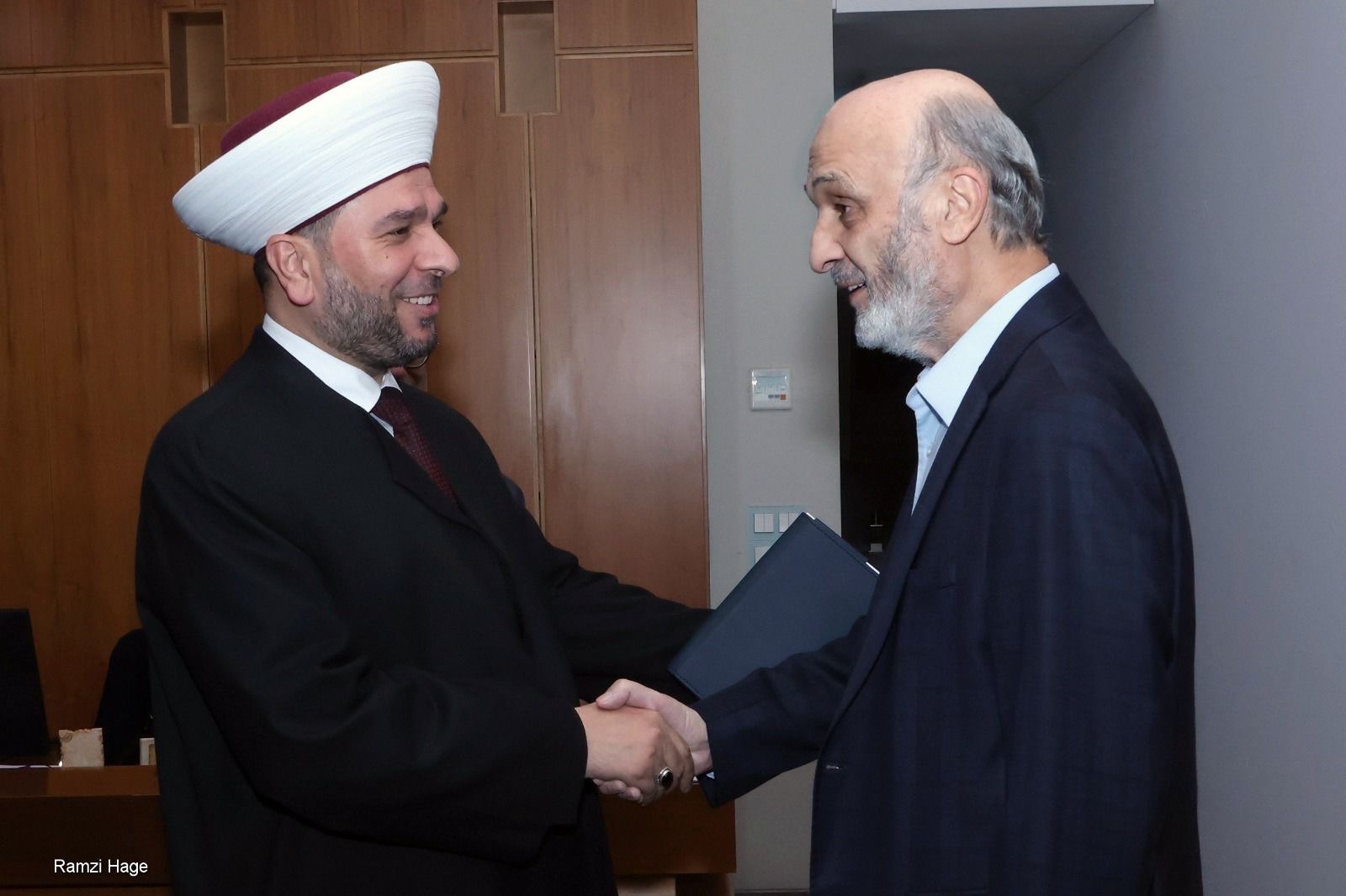 جعجع يستقبل موفد مفتي الجمهورية ويتسلّم دعوة إفطار دار الفتوى