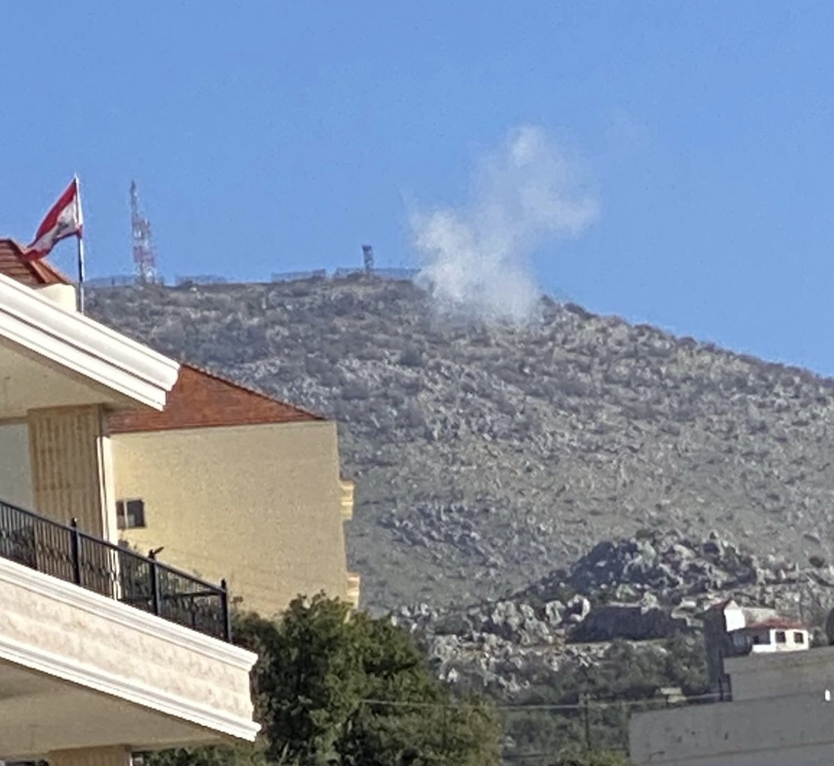 *الجيش الإسرائيليّ’ يقوم بعمليّة تمشيط بالأسلحة الرشاشة من موقع المالكية باتّجاه أطراف بلدة عيترون*