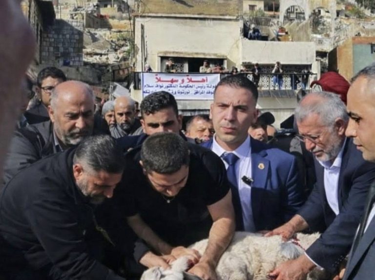 *في الصورة: مشهد من حفاوة الاستقبال الشعبي للرئيس سلام في كفركلا*