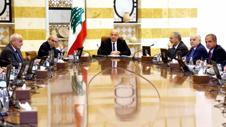 رواتب أعلى وضرائب أثقل: الحكومة تعيد رسم التوازن المالي على وقع المخاطر الاجتماعية