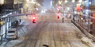 رئيس بلدية نيويورك يأمر بإغلاق شبكة المواصلات مع بدء عاصفة ثلجية كبرى