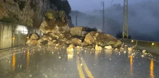 انهيار صخور على طريق مكرا- لحفد أدى إلى قطع الطريق