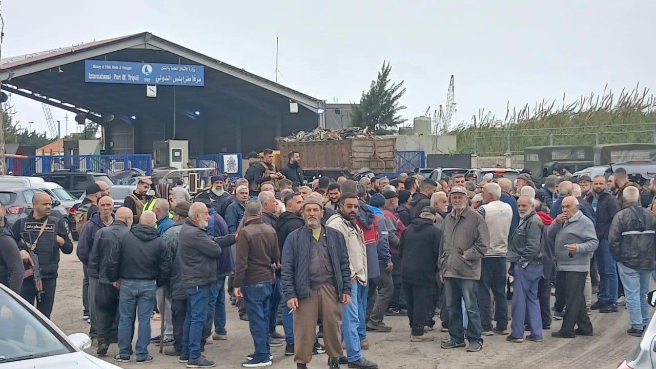 اعتصام نقابي امام مرفأ طرابلس بالتزامن مع وصول سلام إلى مرفأ طرابلس رفضًا لزيادة الضرائب