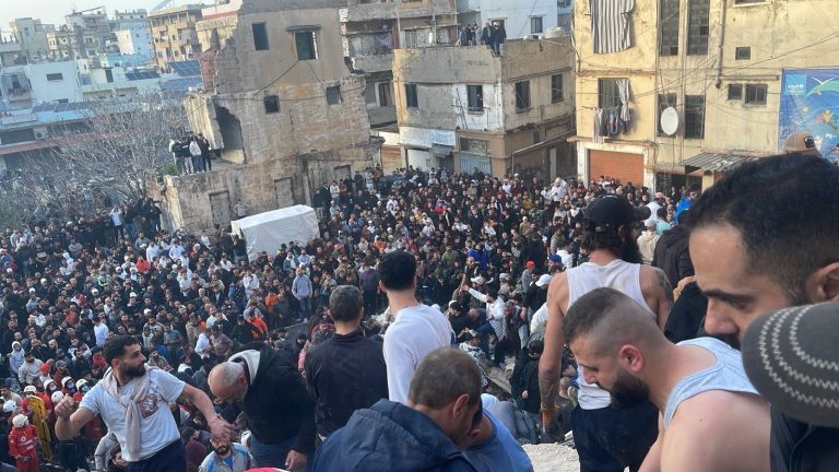 إنتشال جثّة امرأة من تحت أنقاض المبنى المنهار في طرابلس