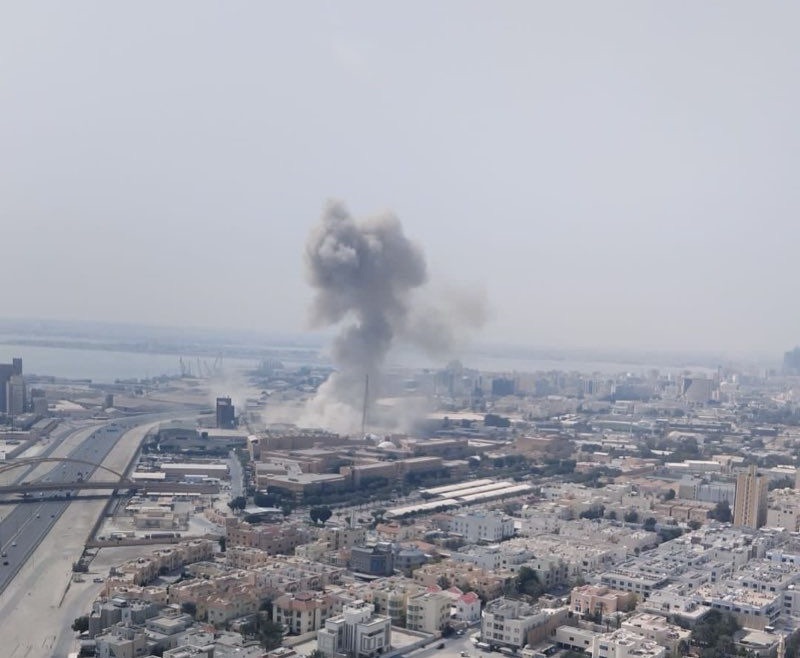 *رويترز”: تصاعد دخان من منطقة الجفير في البحرين التي تضم قاعدة بحرية أميركية*