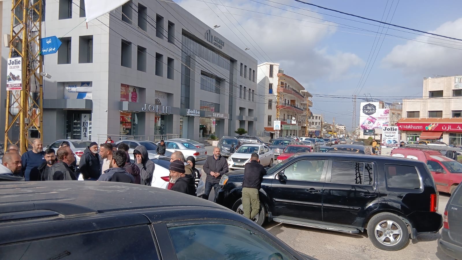 *الجديد: اعتصام لأهالي جب جنين وكامد اللوز في البقاع الغربي احتجاجاً على ارتفاع سعر صفيحة البنزين وسياسة الحكومة في زيادة الضرائب*