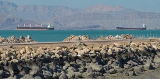 البيت الأبيض يلوّح بحصار نفطي على إيران عبر البحر