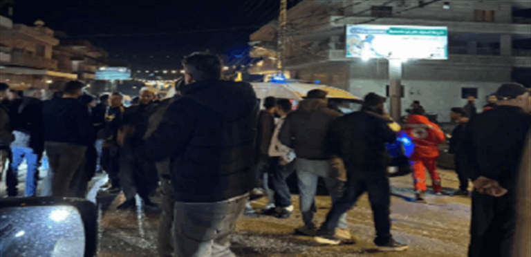 انقلاب سيارة على أوتوستراد برقايل يودي بحياة طفل ويصيب شخصًا آخر