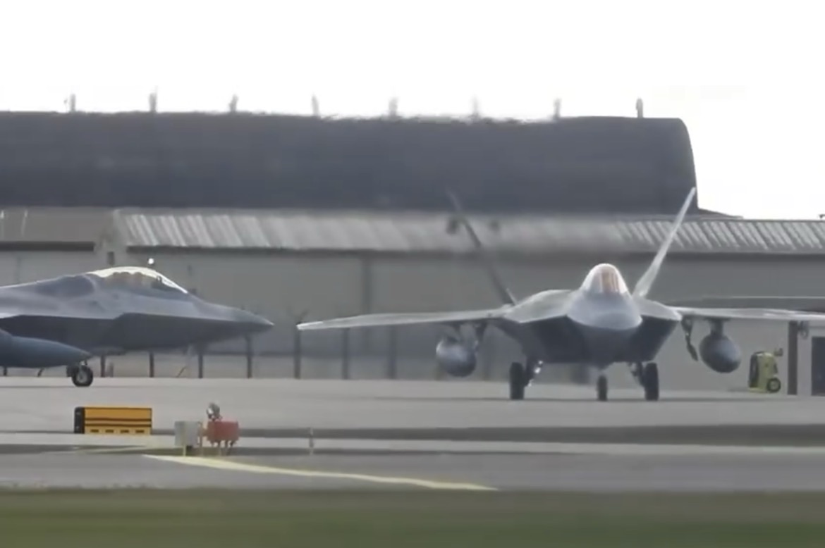 القناة 15 العبرية: سُمح بالنشر: طائرات F-22، من بين الأكثر تقدماً في العالم، ستنتشر في “إسرائيل”. سيشغلها طيارون وفرق أمريكية، هذه هي المرة الأولى التي يُسمح فيها بالنشر عن قوات أمريكية موجودة في “إسرائيل” كجزء من الاستعدادات ضد إيران.