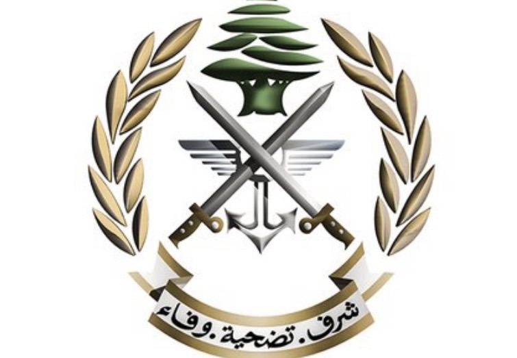 *الجيش يداهم منزل مروّج مخدرات في القصر – الهرمل ويضبط سلاحًا متوسطاً*