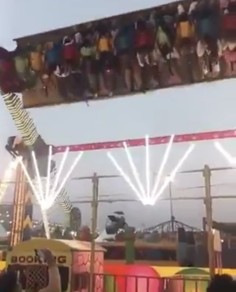 *بالفيديو:فاجعة في الهند: انهيار إحدى الألعاب الترفيهية داخل أكبر مدينة ملاهٍ، أثناء تشغيلها وعلى متنها عدد من الزوار، ما أدى إلى سقوط قتيل’ وإصابة 13 آخرين بجروح*