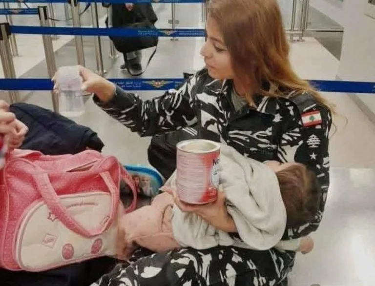 صورة إنسانية من مطار بيروت… معاون أوّل تحتضن طفلة