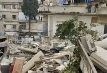 عناقُ جثتين.. تحت الأنقاض!