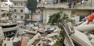 عناقُ جثتين.. تحت الأنقاض!