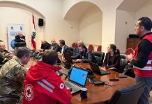 بالصورة – رئيس الحكومة نواف سلام يتفقد سير العمل في غرفة عمليات وحدة إدارة الكوارث ويطّلع على آخر المستجدات لا سيّما حال الطرقات ومراكز الإيواء