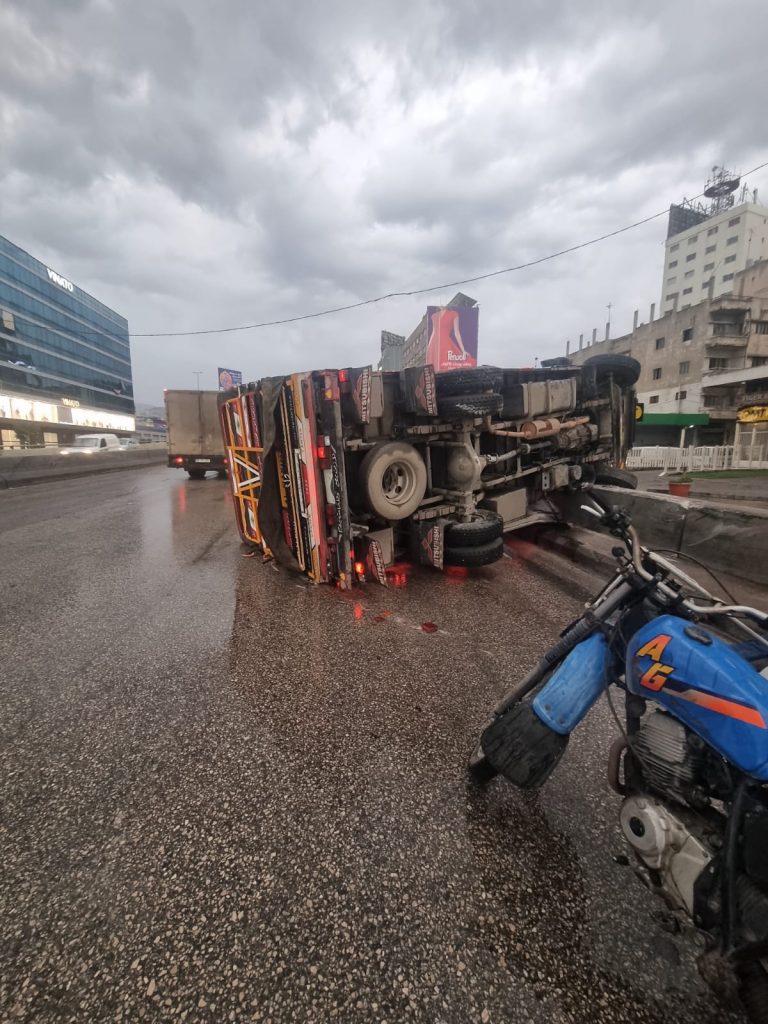 بالصّورة – إنقلاب “بيك آب” على جسر الدورة باتجاه نهر الموت والأضرار مادية