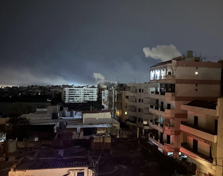 *الصورة من منطقة الحدث، ووفق المعلومات الأولية فإن الغارة استهدفت منطقة المعمورة بالقرب من محطة هاشم*
