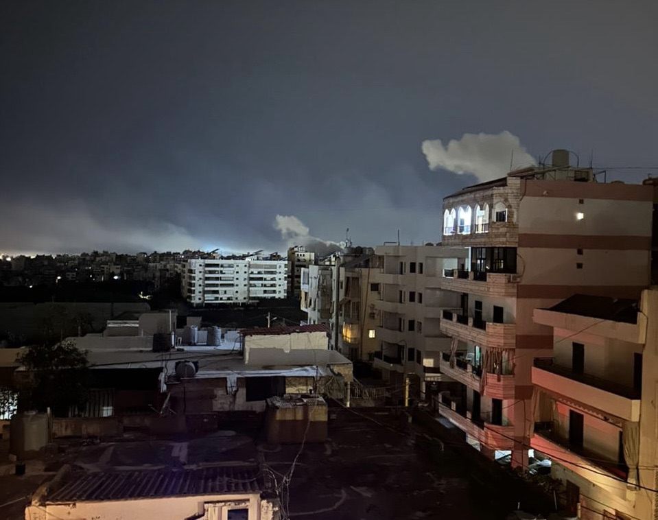 *الصورة من منطقة الحدث، ووفق المعلومات الأولية فإن الغارة استهدفت منطقة المعمورة بالقرب من محطة هاشم*