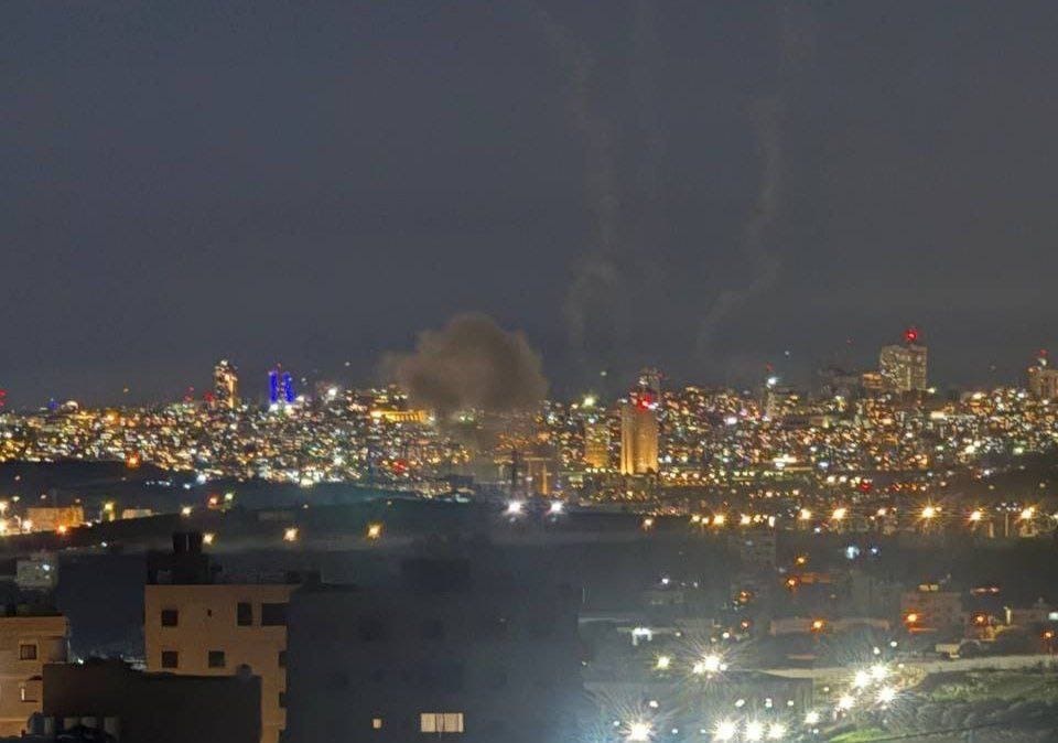 سقوط صاروخ وسط “إسرائيل”.