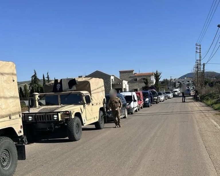 *أهالي بنت جبيل وعيترون وبعض القرى المجاورة المتدواجدون في رميش يستعدون لمغادرة البلدة بمواكبة الجيش اللبناني*