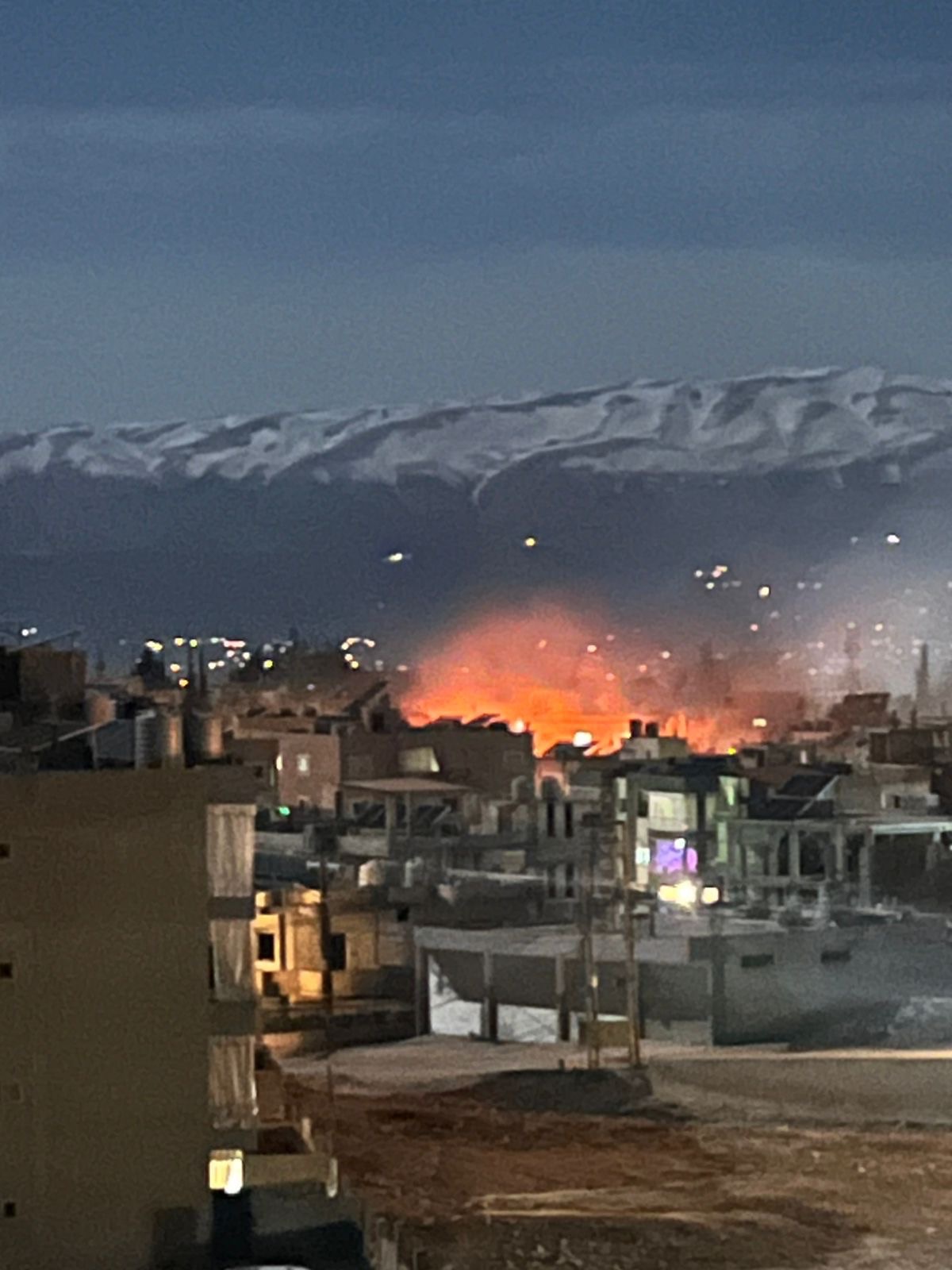 *4 شهداء’ وأكثر من 10 جرحى في حصيلة أوّلية للغارة على مجمّع علوه السكني في بعلبك*