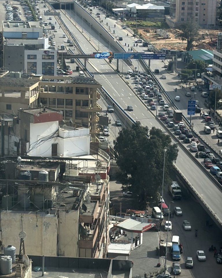 *بالصورة:إغلاق جسر الكولا بإتجاه المبنى المهدد في محيط الجندولين*