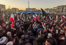 بالصور – الآلاف يتجمعون في وسط طهران حداداً على خامنئي