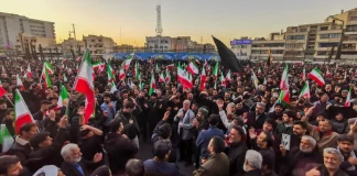 بالصور – الآلاف يتجمعون في وسط طهران حداداً على خامنئي