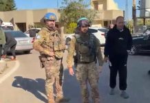 اهالي علما الشعب يستعدون للمغادرة برفقة قوة من الكتيبة الايطالية