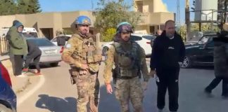 اهالي علما الشعب يستعدون للمغادرة برفقة قوة من الكتيبة الايطالية