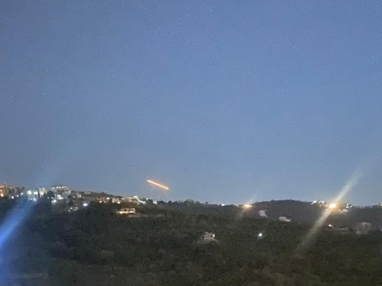 الصواريخ تظهر فوق لبنان