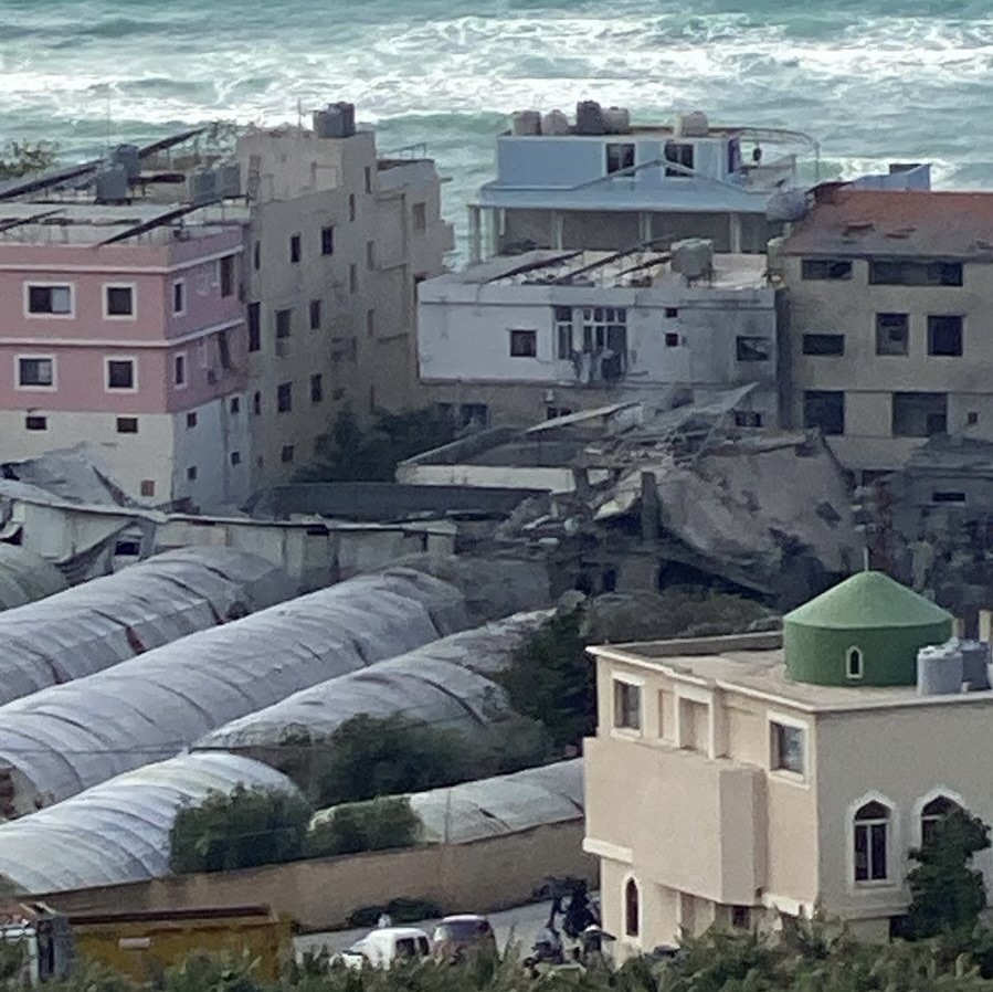 *إصابات جراء استهداف منزل مأهول يقع ضمن حي سكني مكتظ عند مدخل السكسكية البحري في الزهران*