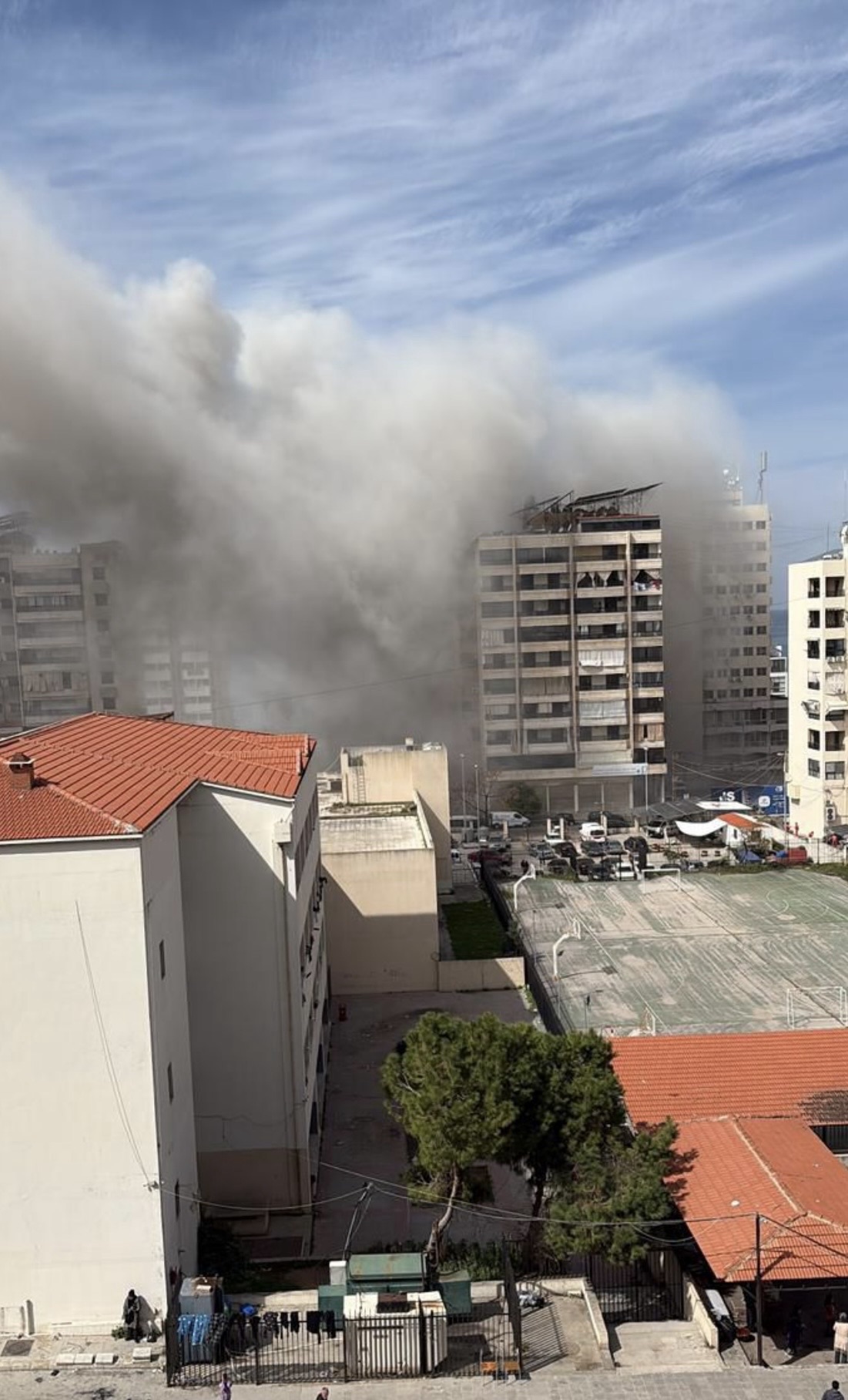 *بالصور: غارة اسرائيلية’ تستهدف مبنى المقاصد في صيدا*