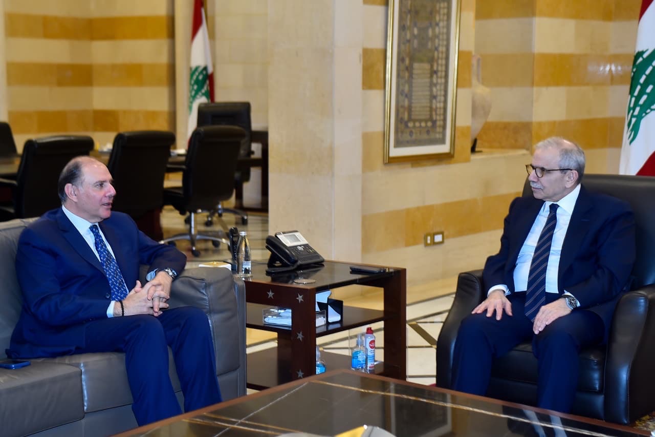 استقبل رئيس مجلس الوزراء الدكتور نواف سلام حاكم مصرف لبنان كريم سعيد، وتناول البحث الاوضاع المالية والاقتصادية في البلاد.
