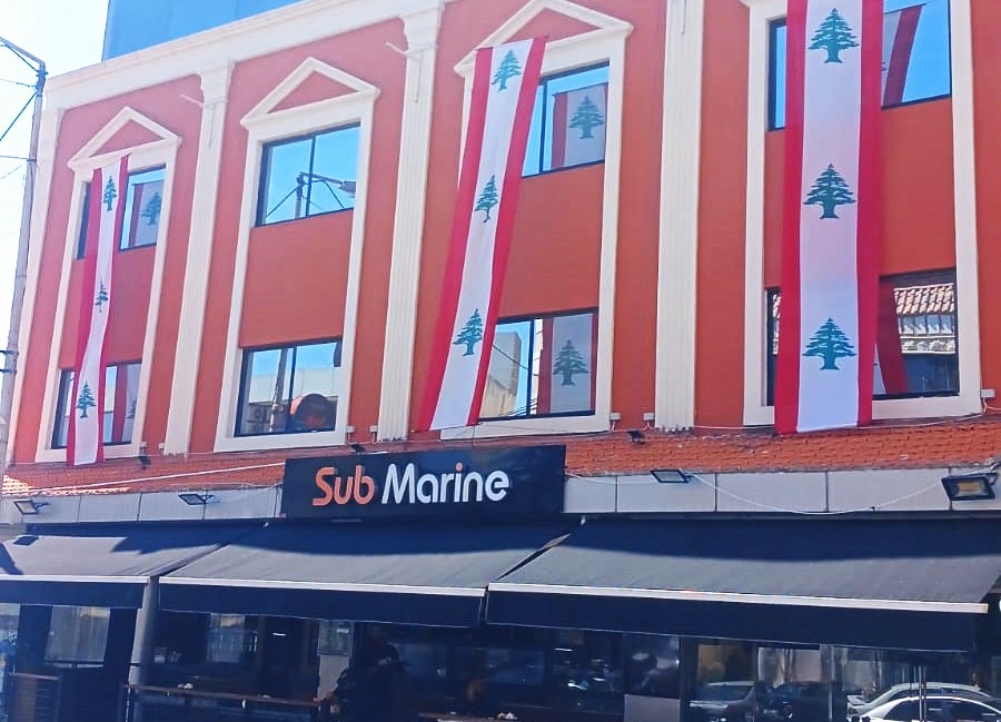 أبو مرعي يرفع الأعلام اللبنانية… دعمًا للرئيس عون وخياره السيادي